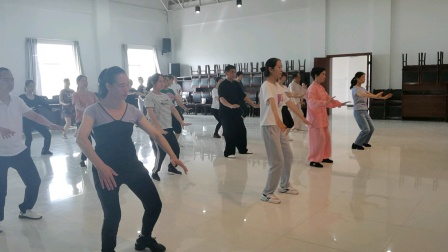 石屏县总工会第二期二十四式太极拳学员跟音乐练习
