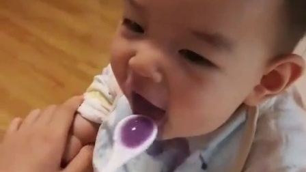 宝宝过六一吃紫薯粥, 好高兴啊!