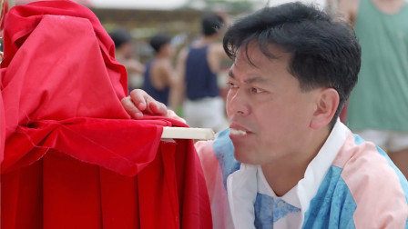 校运会上张卫健变黑马，解说员陈百祥可惨了，被输的吃完话筒吃桌子