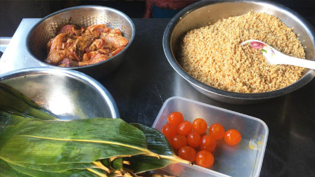 端午粽子，农家传统包法：蛋黄大肉糯米, 箬竹为衣