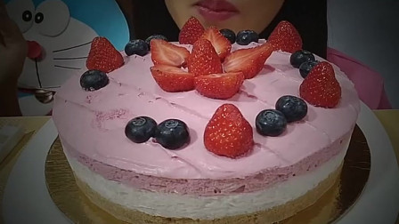 小姐姐吃草莓蓝莓奶油慕斯蛋糕！这个蛋糕非常好看又美味！