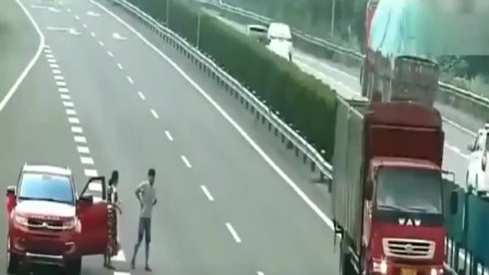 广东女司机违规变道被撞,高速上与货车