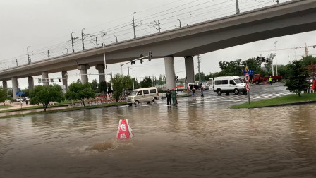 连续大雨过后南京正方中路路口淹水交通堵塞20200615