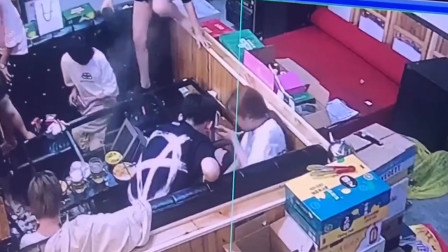 郑州一家火锅店玻璃桌子突然 身着短裤2人受伤严重