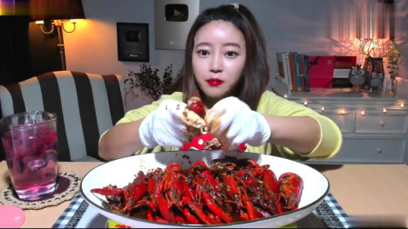 麻辣小龙虾，香辣鲜美，看韩国美女吃的多开心！