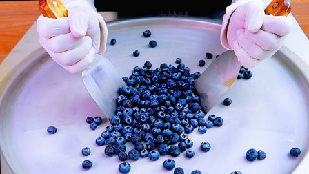 小哥自制&ldquo;炒冰淇淋&rdquo;，蓝莓加上酸奶一顿剁，成品还是蓝莓味吗？