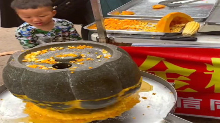 四川街头新经济，南瓜玉米这样做，做出的黄金玉米饼超级好吃！