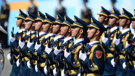 平均身高1.86米，平均年龄20岁！中国“最帅天团”亮相俄罗斯阅兵
