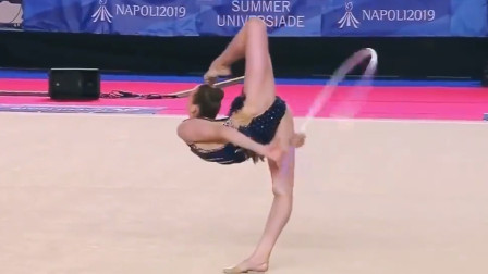 艺术体操比赛，这位女选手的腿简直就是万能的