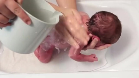 护士给新生儿宝宝洗澡过程，洗得非常细致，值得宝妈收藏！