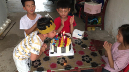 农村小伙在家给儿子过四岁生日，蛋糕造型好有爱心，小家伙们好高兴