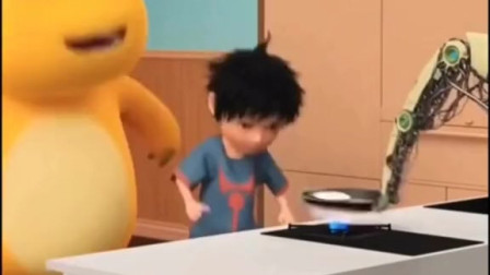 男孩发明了炒菜机，飞非常的方便呢！