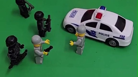 警察把房子包围住了，房子里有坏人吗？