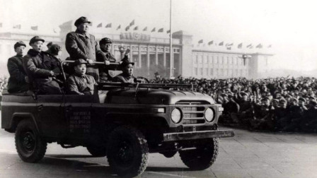 1949年毛主席阅兵，叶剑英第一个走向前迎接