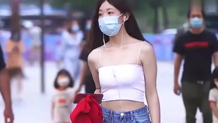 北京街拍：很美的少女，这种抹X衣服很挑身材吧