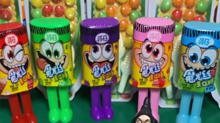 地上有两个冰淇淋，是谁要吃的呢？