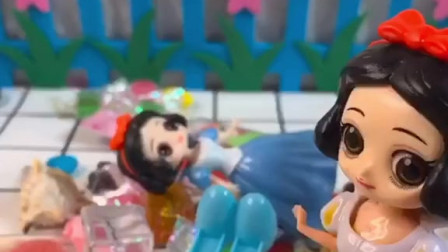 白雪有好多零食，真是太幸福了！