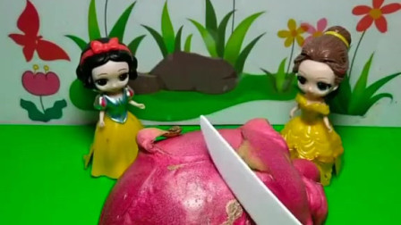 把火龙果切开，要给谁吃呢？