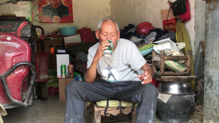 农村80岁光棍吃午饭四个馒头加一瓶啤酒老人这胃口真是好