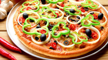 火腿蔬菜披萨你做的出水多？学会大厨这种做法，料足拉丝，真解馋