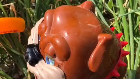 恐龙好热啊，它要冲个凉吗？