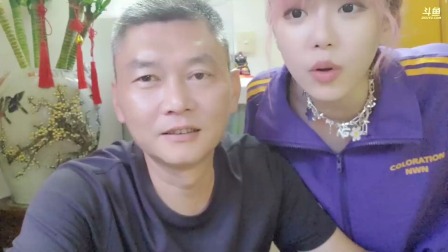 周姐老爸一口气做66个俯卧撑 叔叔身体太棒了！