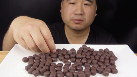 吃巧克力豆听不一样的咀嚼声