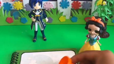 画本上画着白雪，白雪看了什么感觉？