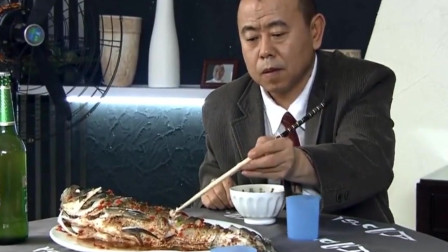 潘长江这回可赚大发了，龙虾当馒头一样吃，看得我哈喇子都快出来了