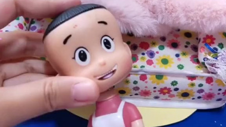 大头儿子起床了，他的衣服怎么不见了呢？