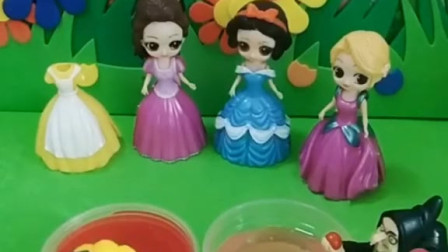 白雪在泡澡，看着好舒服哦！