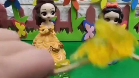 白雪在吃棒棒糖，看着真香呢！