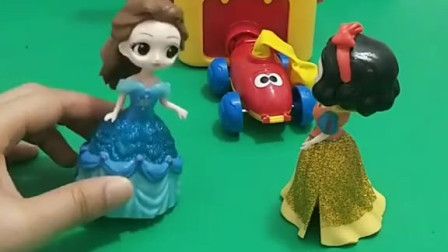 白雪有三种颜色的气球，是什么颜色呢？