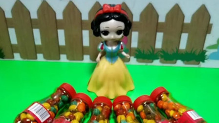 白雪有好多彩虹糖，王后要求白雪做什么呢？