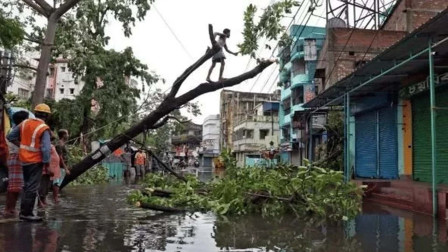 噩梦连连！疫情—洪水—飓风—蝗灾—地震，印度是造什么孽？