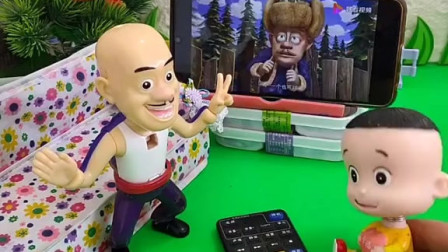 大头在看动画片，小强强也要看吗？