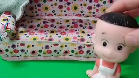 大头儿子起床了，他怎么穿错衣服了呢？