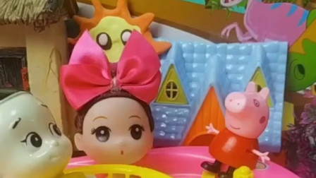 白雪在洗澡，乔治它要干嘛呢？