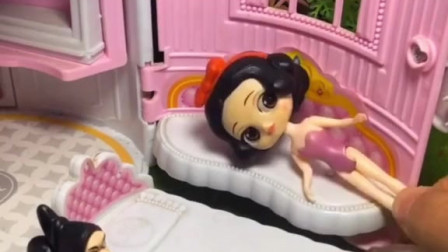 白雪生了个宝宝，看着好丑啊！