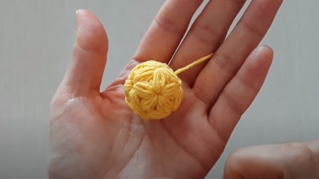 钩针小物系列，漂亮的枣花球编织教程，可做成饰品或挂坠来使用图解视频