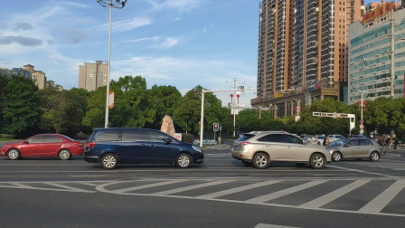 实拍衡阳市高新区标志线最多车流量最大的十字路口