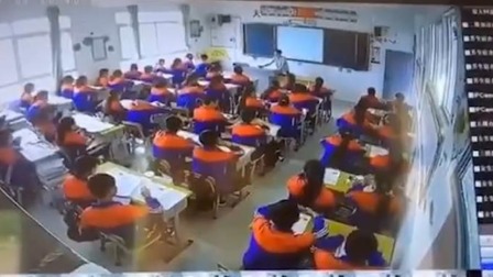 云南昆明市东川区发生4.2级地震 中学生一秒上演教科书式避震