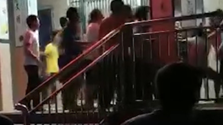 惠州一老师猥亵多名小学生，家长们情绪激动在学校门口围堵
