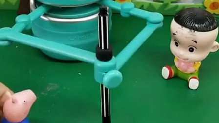 机器人在画画，真是厉害呢！