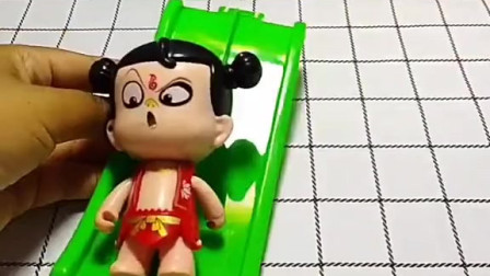 哪吒在玩滑梯，它怎么把滑梯拿走了呢？