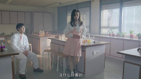 超级学校霸王：张卫健被校花套路，约到生物教室讨论人体构造！