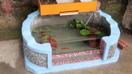 小哥自己在空地上用水泥做鱼缸，造型精美，能养鱼能种花，创意好