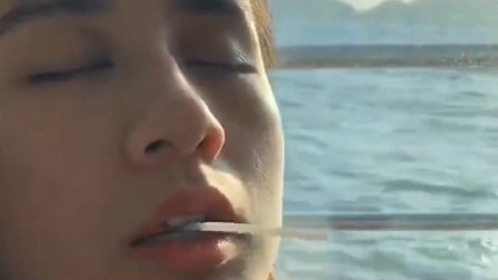 请问妹子这是睡着了吗，不管小哥怎么拿棒棒糖，她都没有任何知觉！
