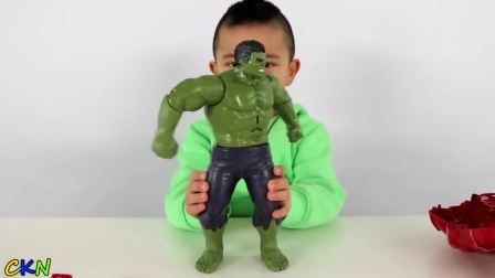 国外少儿时尚，小正太收到了一个绿巨人金刚侠的玩具！很好玩！