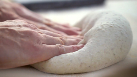 传统面包是如何制作出来的？师傅纯手工制作，网友：这揉面过程太舒适了